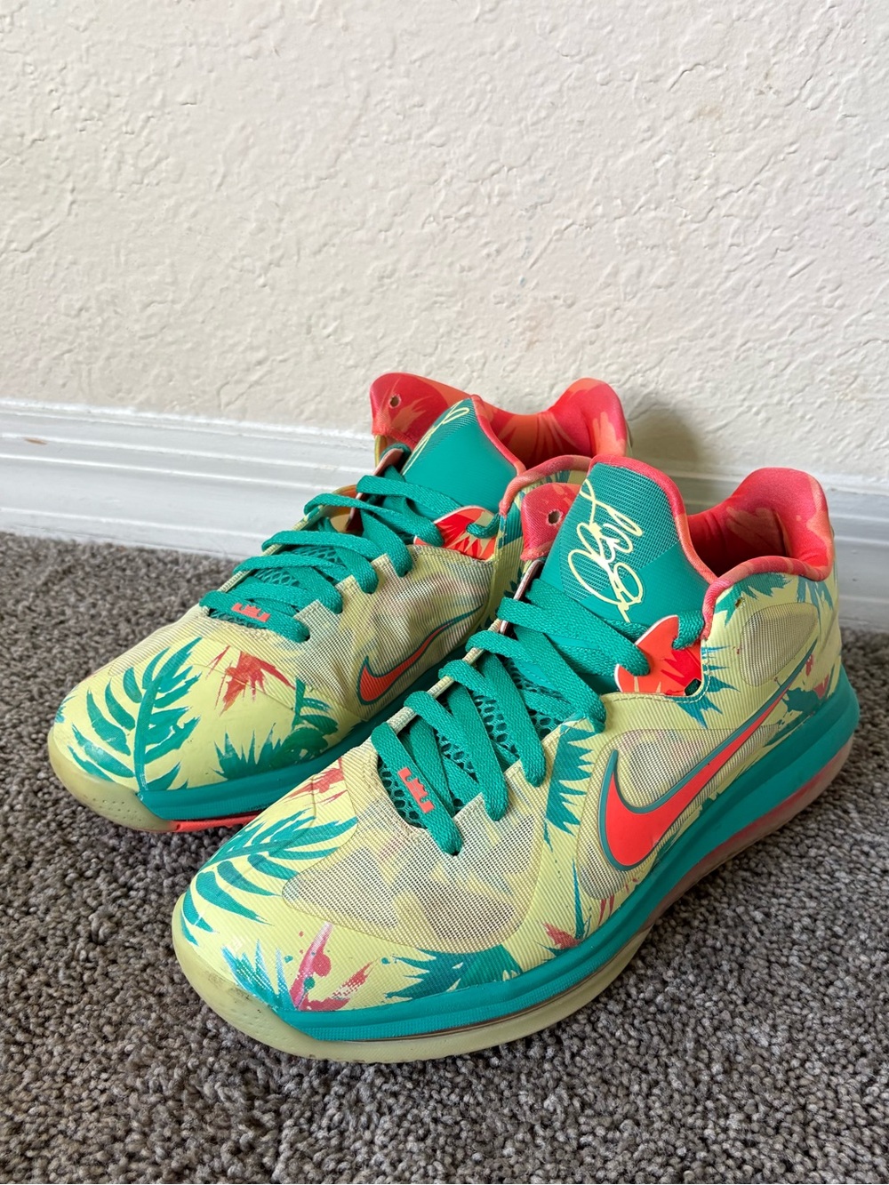 Nike LeBron Lebronald 9 Size 9 1/2 - Picture 3 of 10